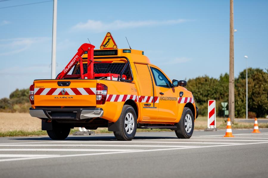  Renault Alaskan Road Safety Patrol by Durisotti 2016 года  (фото 14 из 22)
